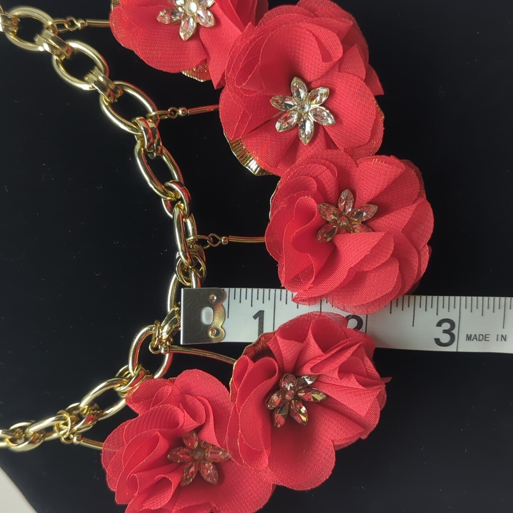 Red flower statement necklace - Picture 6 of 7